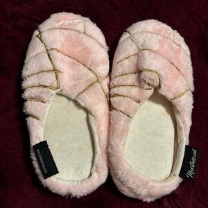 Mexistuff Women's Soft Pink Slippers. New without tags